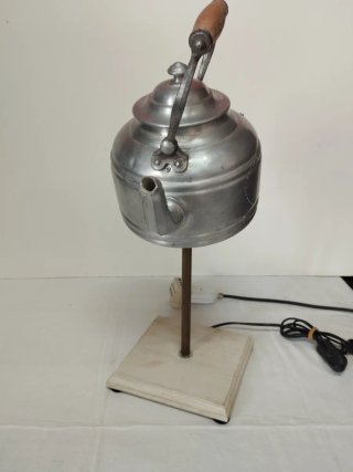 Lampada da tavolo artigianale vecchio bollitore