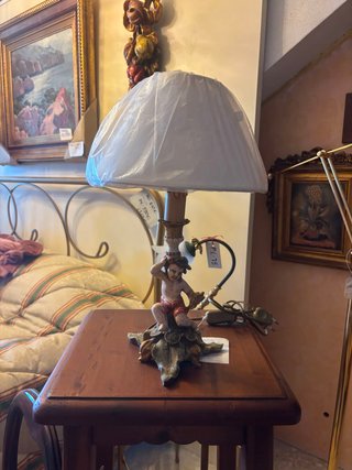 Lámpara de mesa Schuller con figura de niño