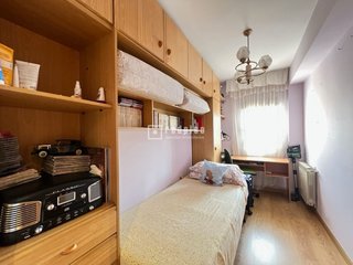 Habitación juvenil con somier