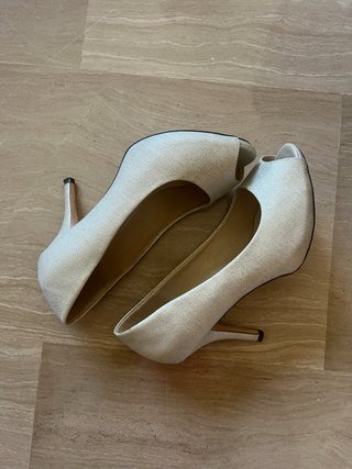 Zapatos de tacón beige brillante Menbur