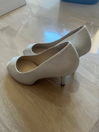Zapatos de tacón beige brillante Menbur