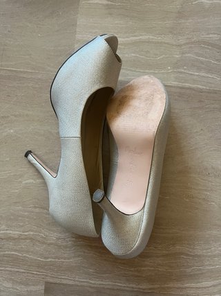 Zapatos de tacón beige brillante Menbur