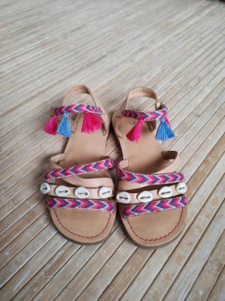 Sandalias Zara Niña Talla 35 Borlas y conchas rosa