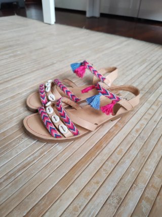 Sandalias Zara Niña Talla 35 Borlas y conchas rosa