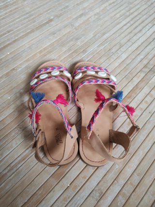 Sandalias Zara Niña Talla 35 Borlas y conchas rosa