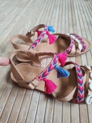 Sandalias Zara Niña Talla 35 Borlas y conchas rosa