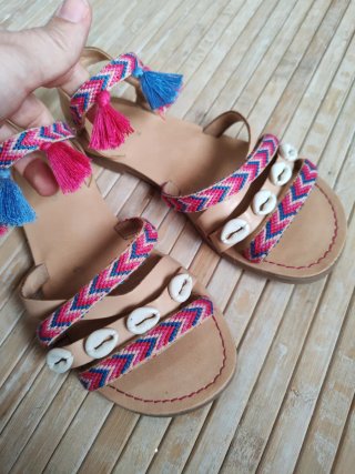Sandalias Zara Niña Talla 35 Borlas y conchas rosa