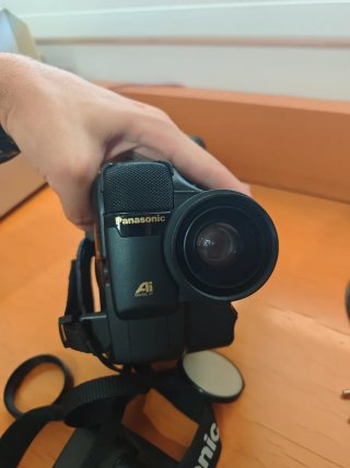 Videocámara Panasonic 8x/Wide.