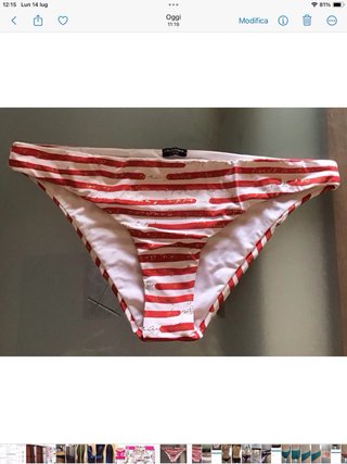 Costume a righe rosse e bianche