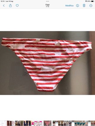 Costume a righe rosse e bianche