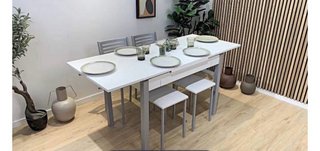 Mesa de cocina y 2 sillas de madera