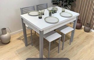 Mesa de cocina y 2 sillas de madera