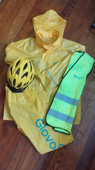 Conjunto Ropa Lluvia Glovo + Casco Amarillo
