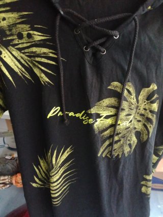 Camiseta con capucha INSIDE XL hojas tropicales