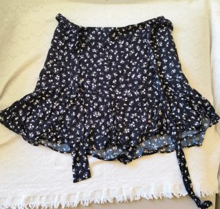 Falda pantalón corta floral negra