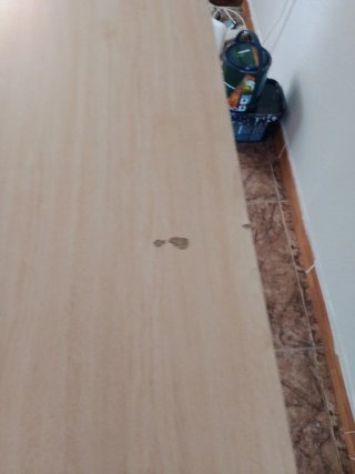 Mesa de madera con patas blancas