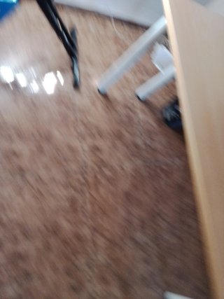 Mesa de madera con patas blancas