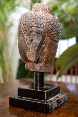 Escultura cabeza de Buda piedra antigua con base.