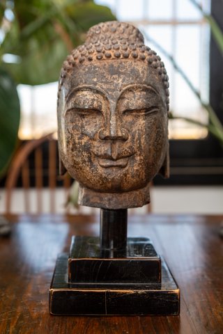 Escultura cabeza de Buda piedra antigua con base.