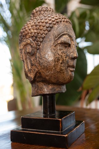 Escultura cabeza de Buda piedra antigua con base.