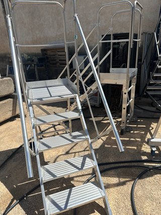 Escaleras industriales con  plataforma