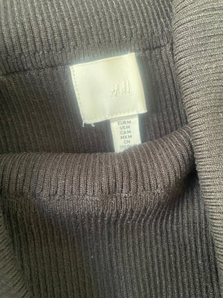 Top H&M hombros descubiertos negro Talla M