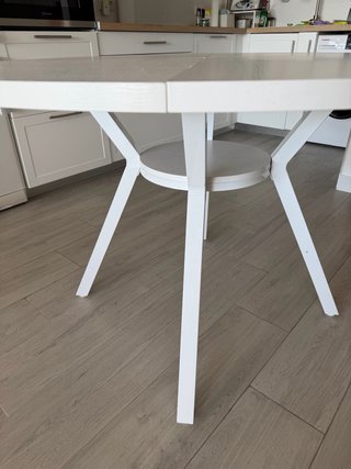 Mesa redonda de madera blanca