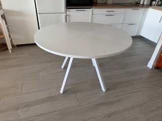 Mesa redonda de madera blanca
