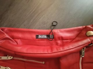 Falda efecto piel roja