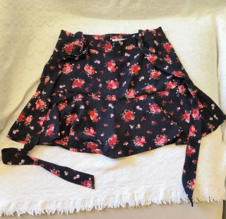Falda pantalón Stradivarius floral negra