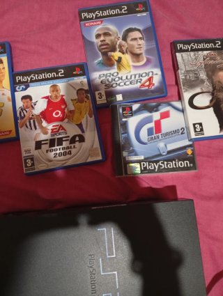 Playstation 2 Negra con Juegos y Mandos