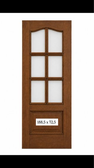 Puerta de madera con paneles