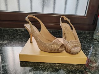 Sandalias tacón doradas fiesta.