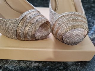 Sandalias tacón doradas fiesta.