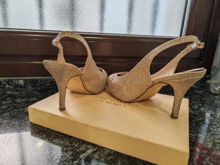 Sandalias tacón doradas fiesta.