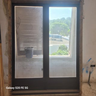 REGALO Ventana doble con marco oscuro de madera