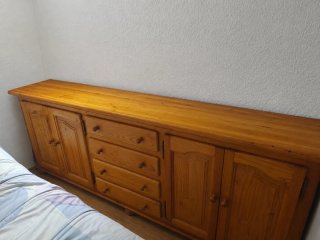 Mueble de pino macizo