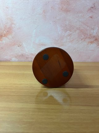 Portalápices rejilla metálica con base madera