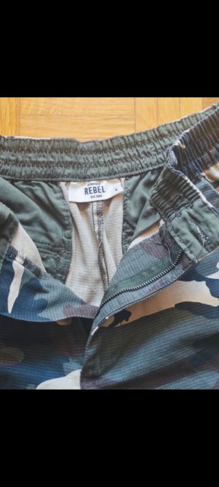 Pantalones cargo camuflaje Rebel