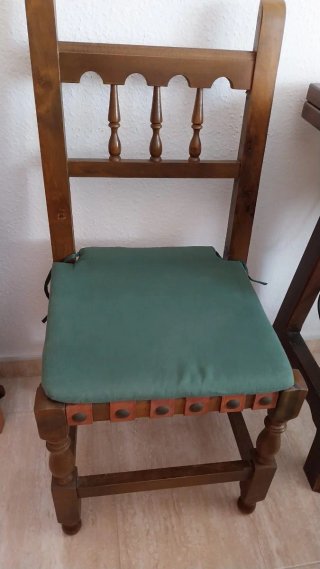 Silla de madera con asiento de cuero.