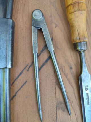 Lote herramientas antiguas: llave, compás, formón