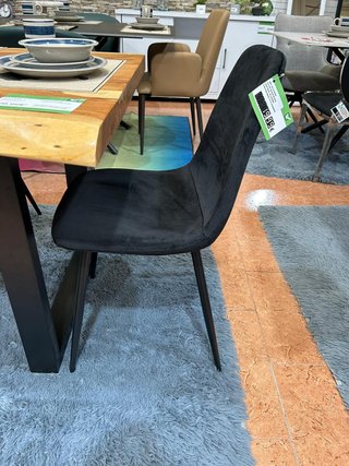 Sillas de comedor grises de tela y madera
