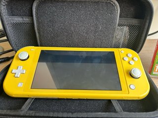 Nintendo Switch Lite + Zelda Breath of the Wild