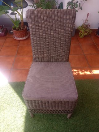 4 Sillas Ratan Marrón Oscuro,con base de metal .