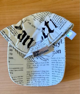 Berretto John Galliano - Newspaper