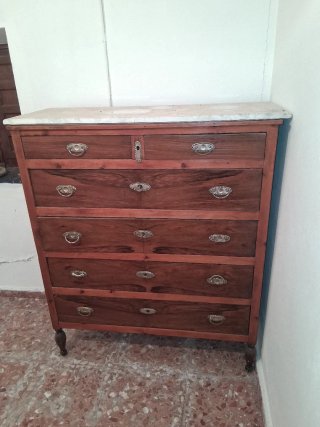 Cómoda antigua de madera con tapa de mármol