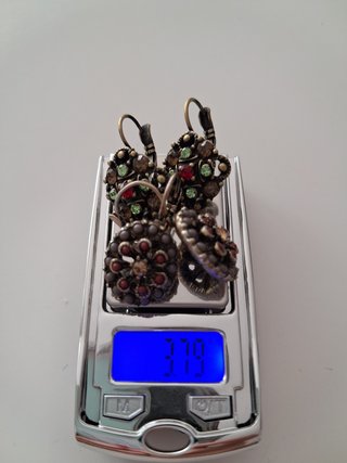 Pendientes dorados con piedras rojas y verdes