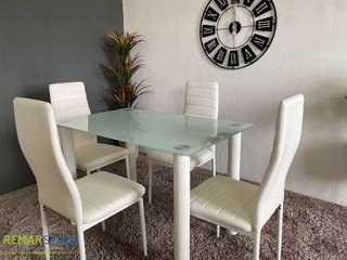 Mesa nueva con 4 sillas comedor