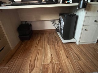 Grande scrivania in legno con cassettiera