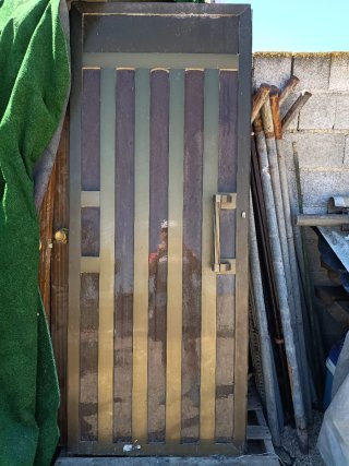 Puerta de aluminio con tirador